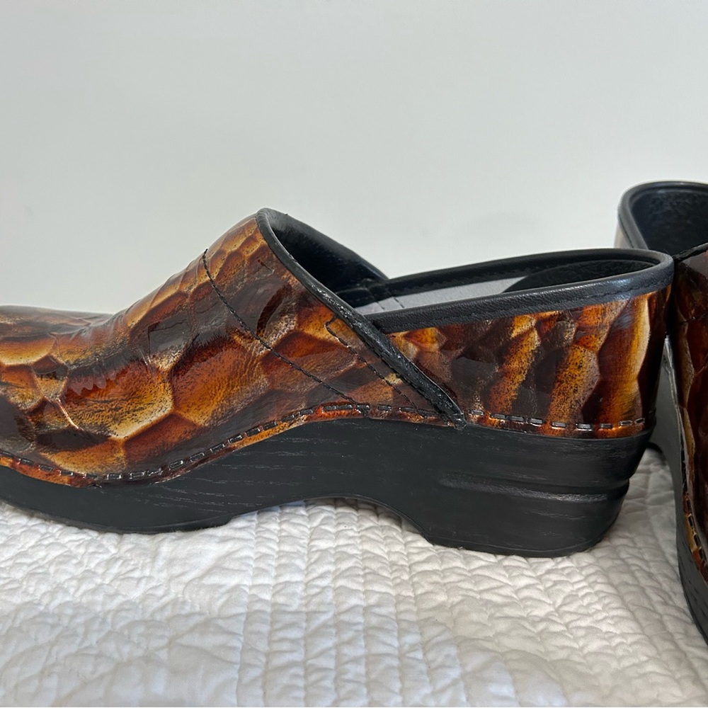 DANSKO CAMOUFLAGE CLOGS - Picture 3 of 6